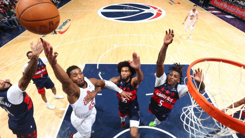 记者：王刚伤情比想象中好，侯森缝了20多针坐火车返京