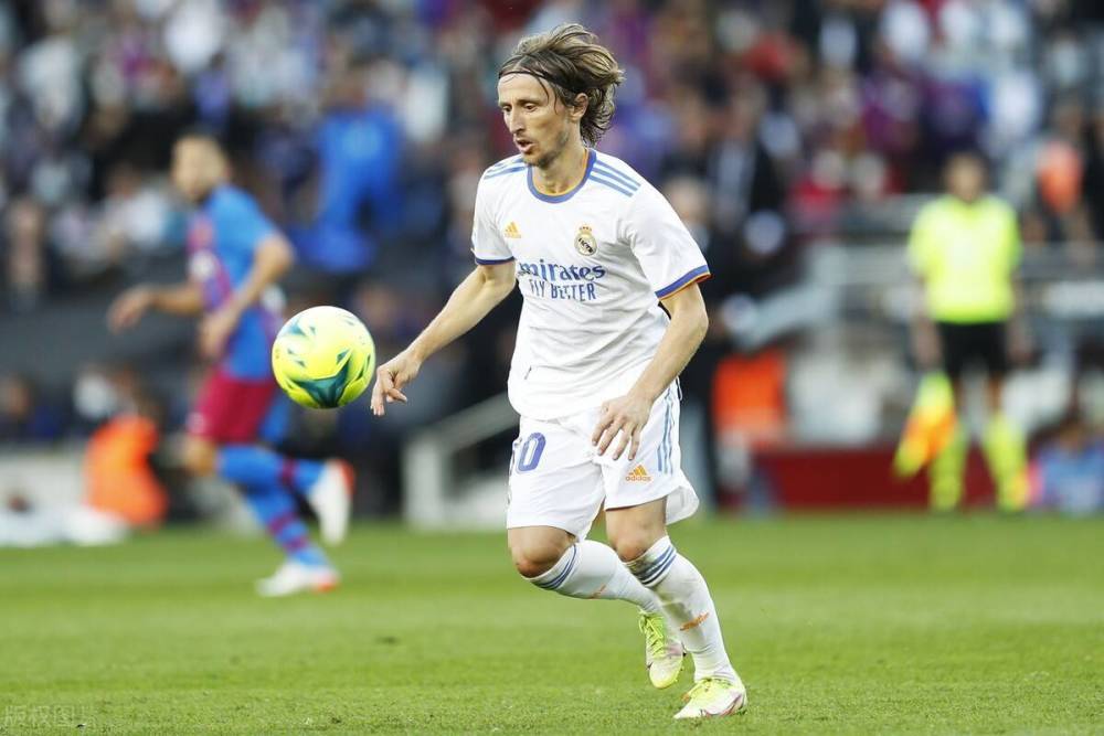 B席：上赛季的表现并不如愿，新赛季我们想提升自己争夺奖杯